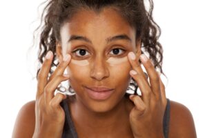Woke up with a puffy face? Here are some tricks to de-puff!